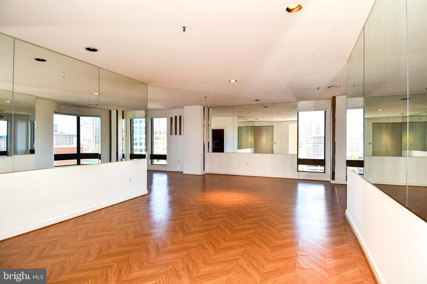 10 E Lee St #809 Property Photo 3