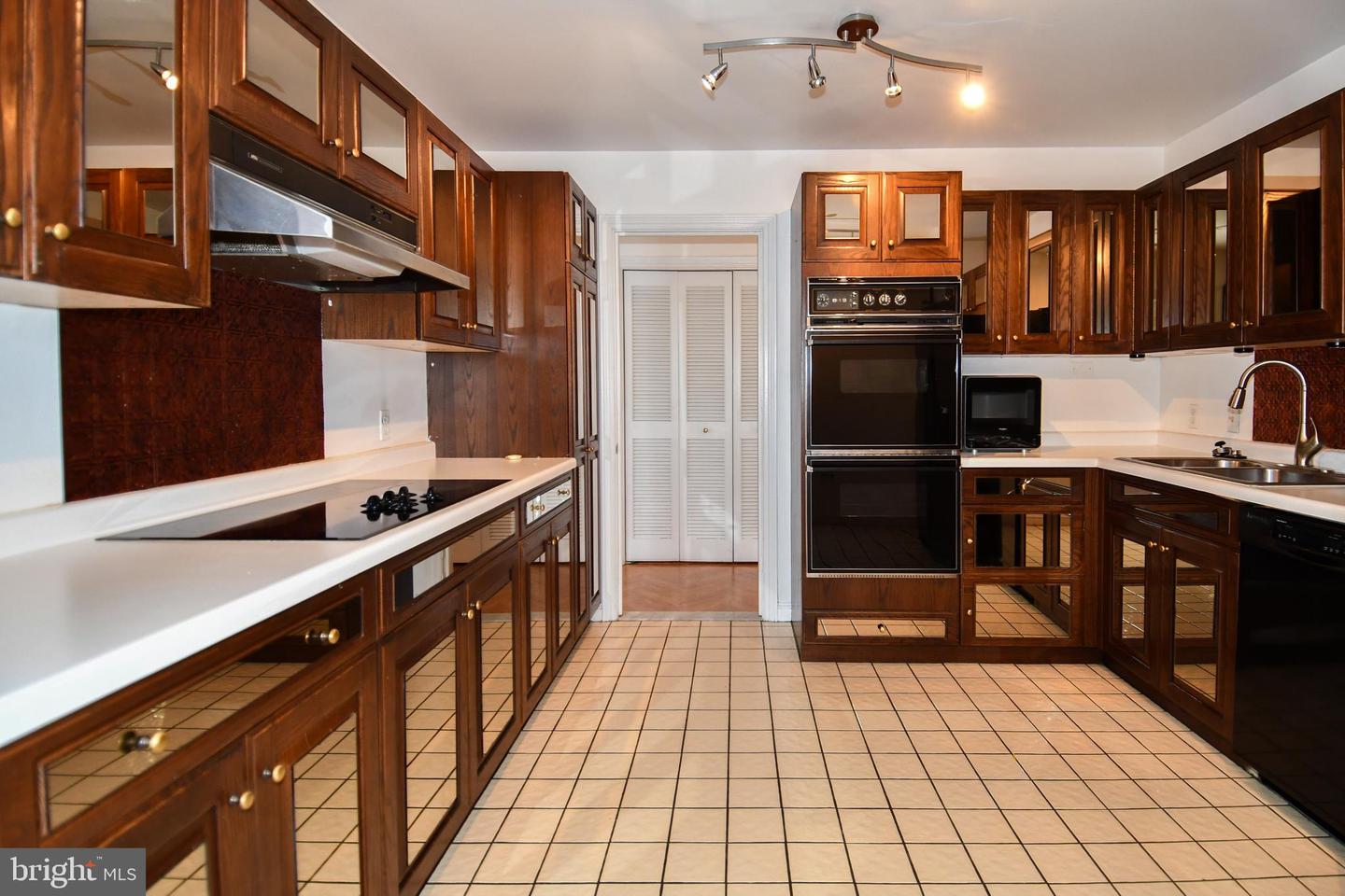 10 E Lee St #809 Property Photo 6