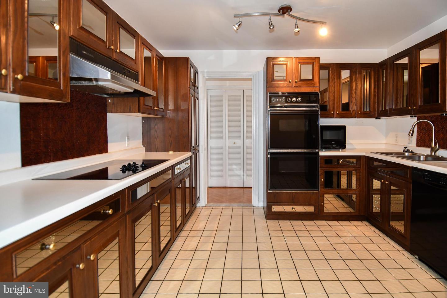 10 E Lee St #809 Property Photo 56