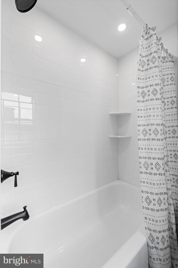 19 Poultney St Property Photo 24