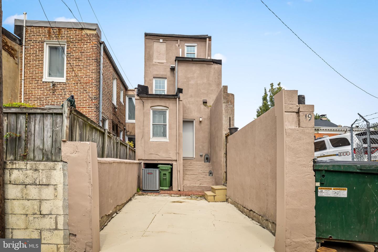19 Poultney St Property Photo 38