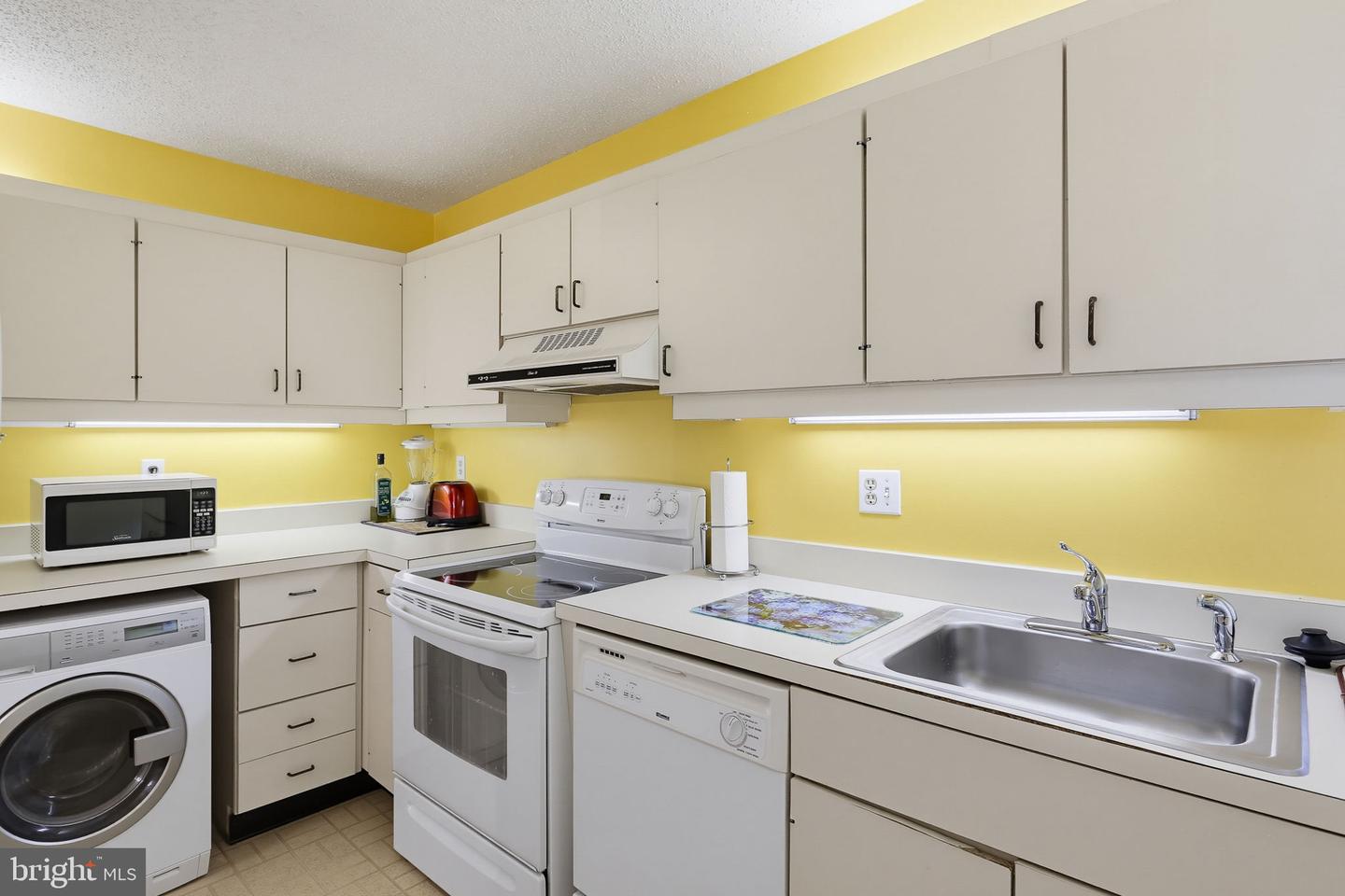 2211 Clove Ter Property Photo 4