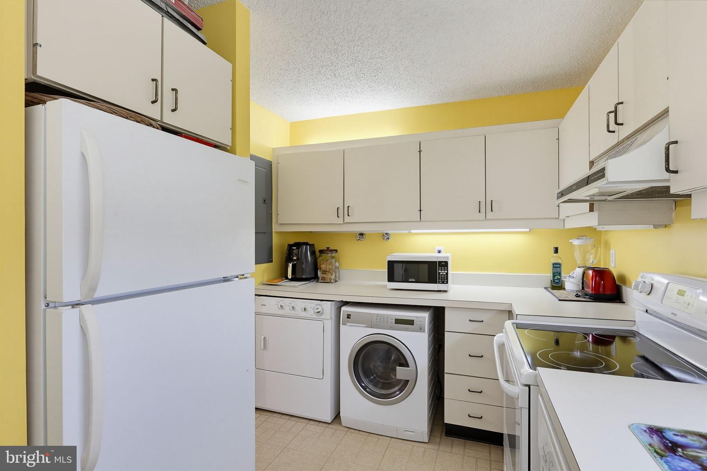 2211 Clove Ter Property Photo 5