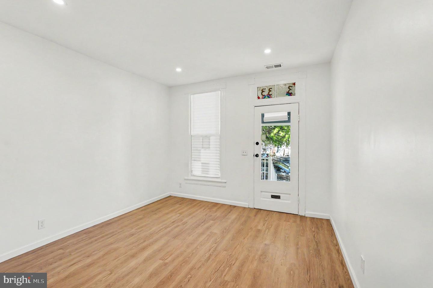 3033 Barclay St Property Photo 8