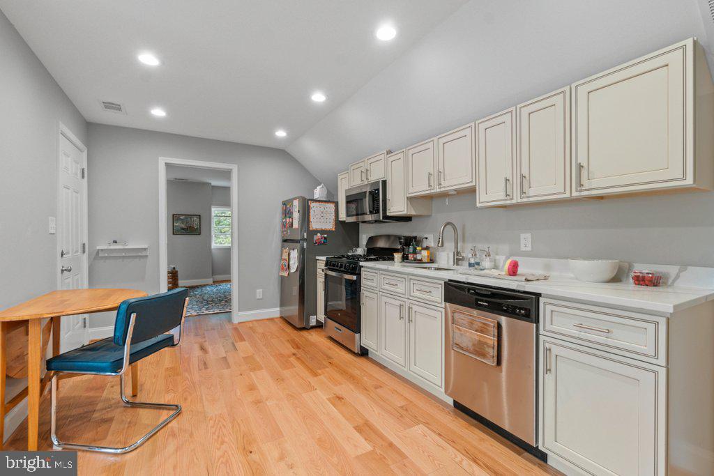 711 Gladstone Ave Property Photo 31