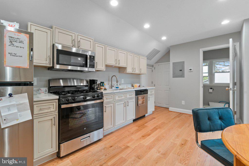 711 Gladstone Ave Property Photo 32