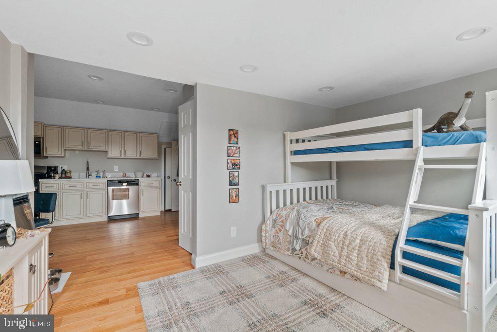 711 Gladstone Ave Property Photo 42