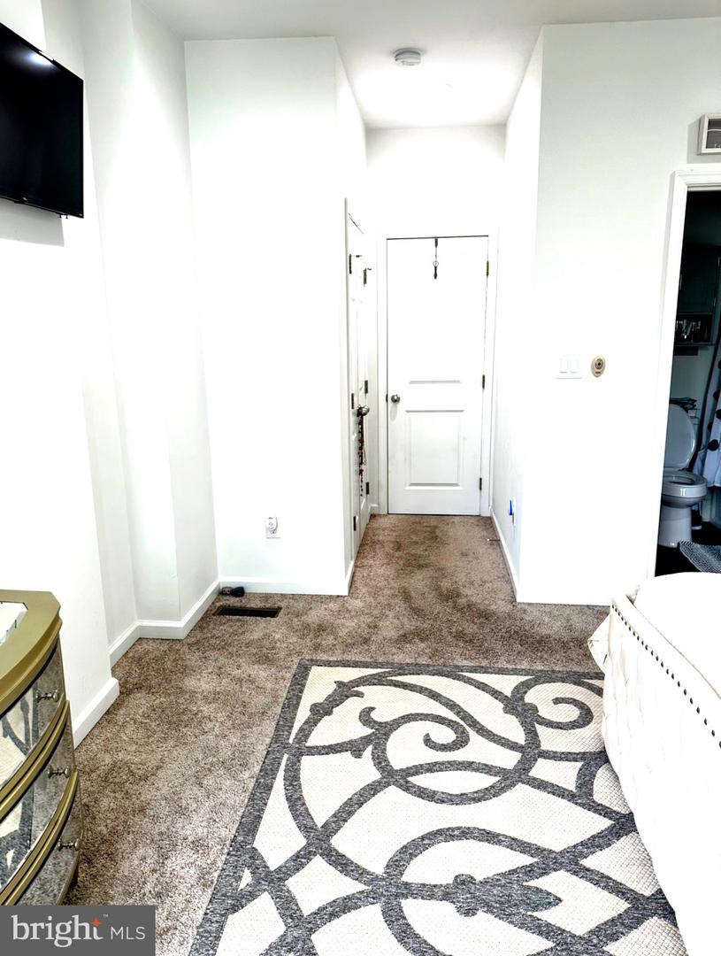 1529 N Bond St Property Photo 7