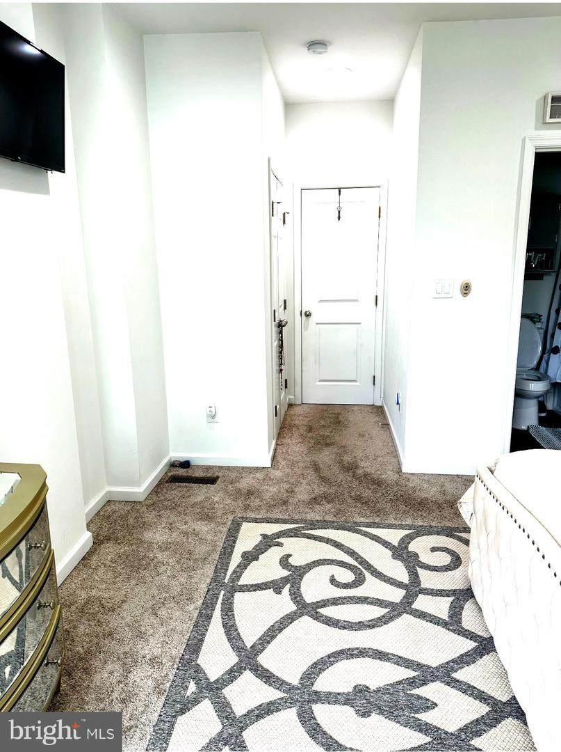 1529 N Bond St Property Photo 8