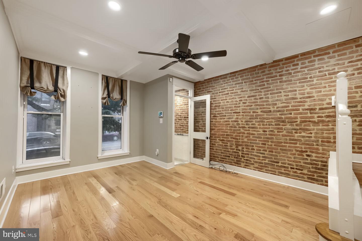 2921 Dillon St Property Photo 5