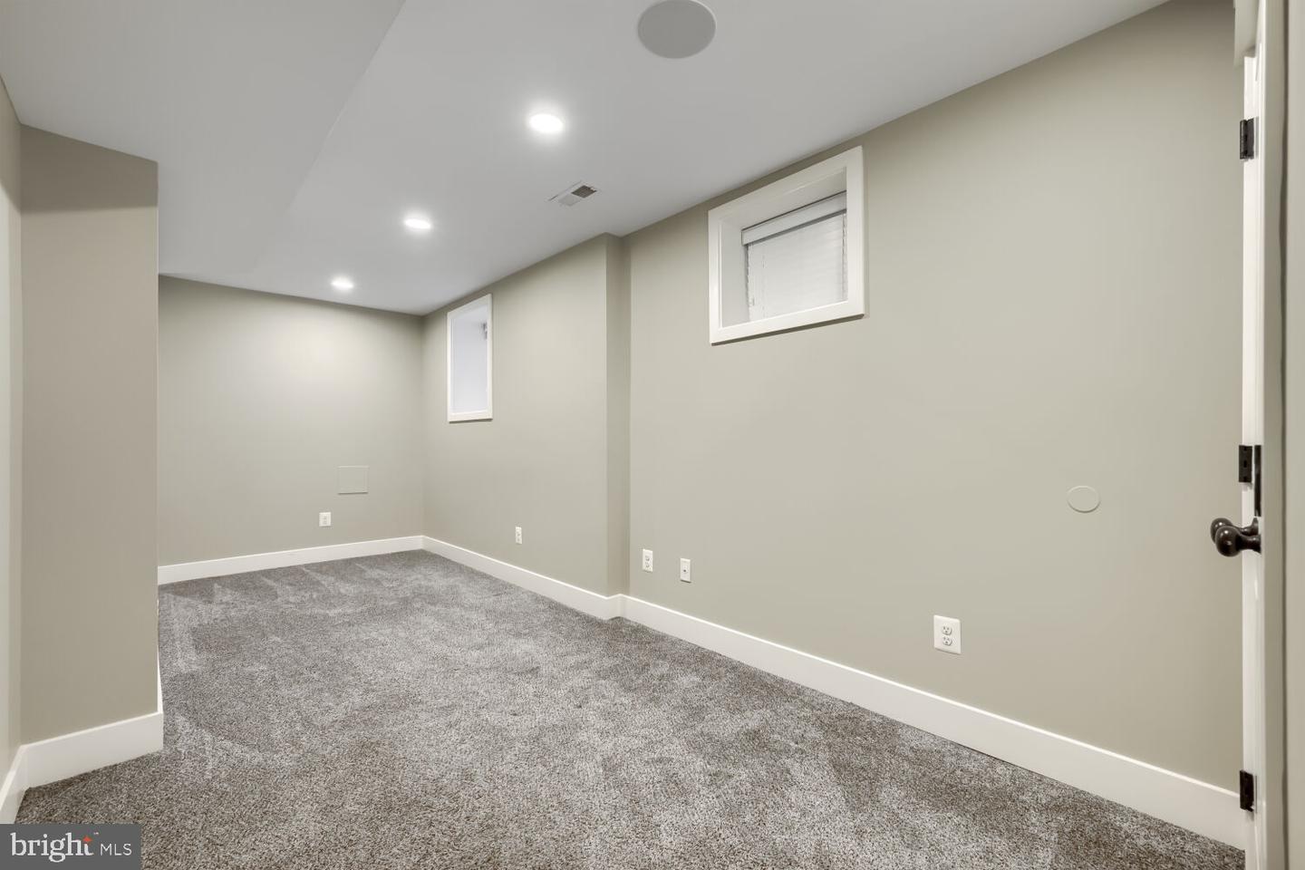 2921 Dillon St Property Photo 21