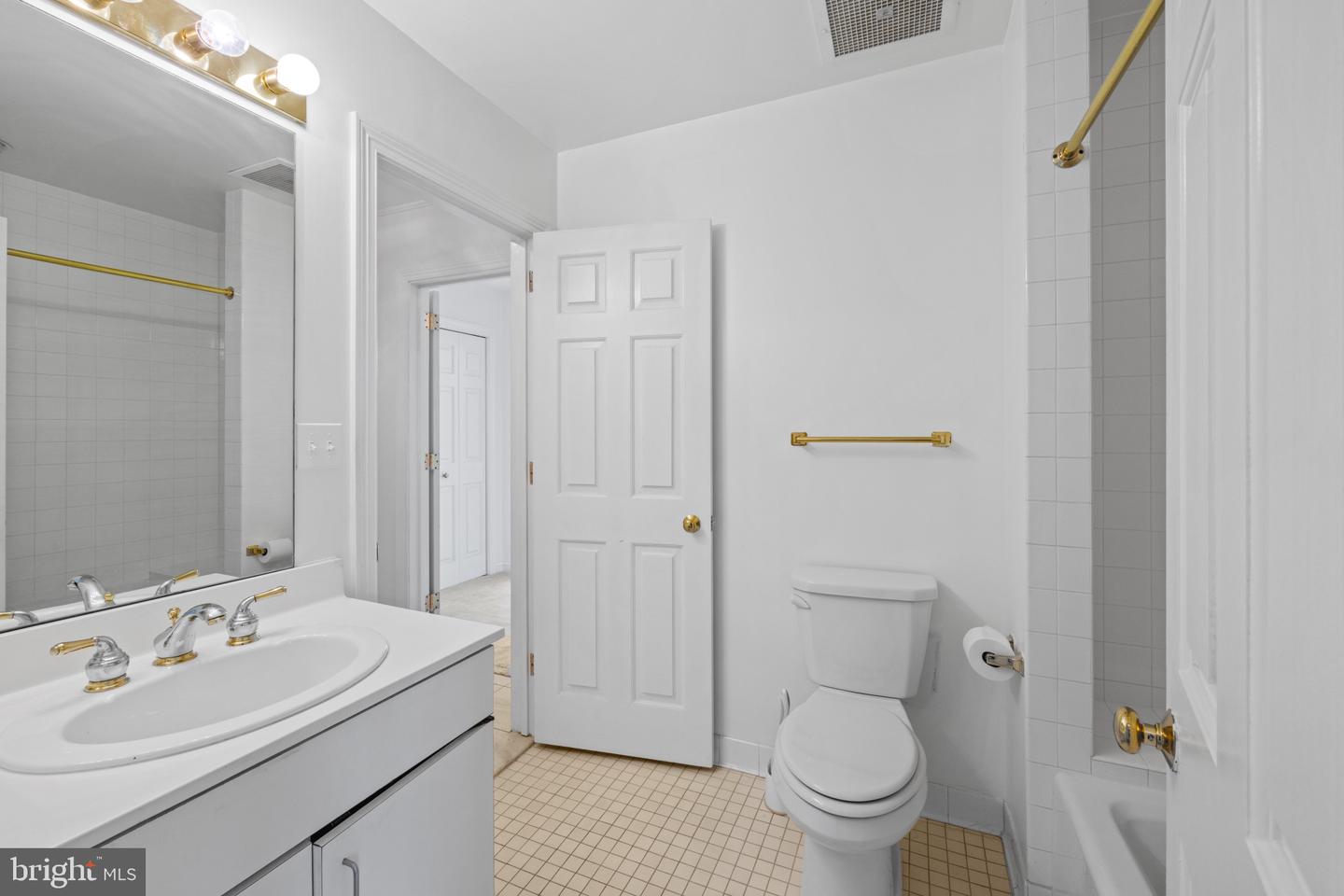 10 E Lee St #1102 Property Photo 24