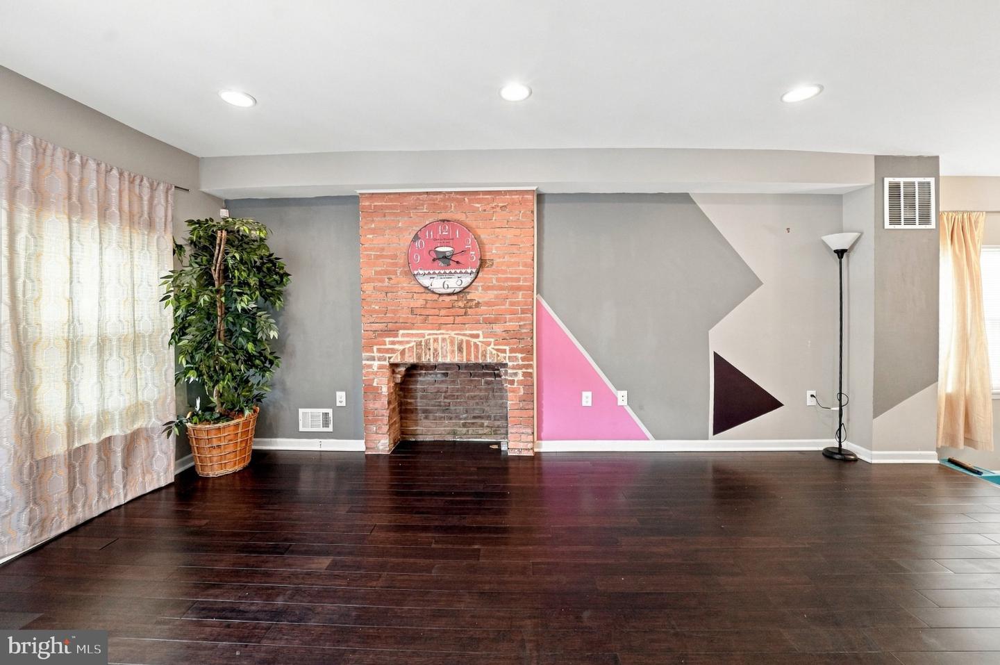 231 N Chester St Property Photo 5