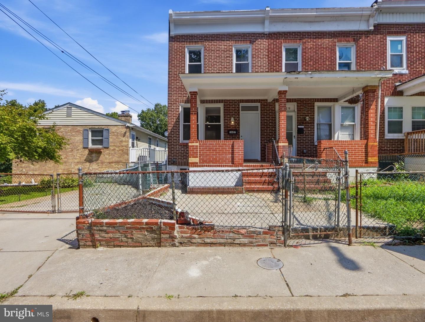 1627 Spence St Property Photo 3