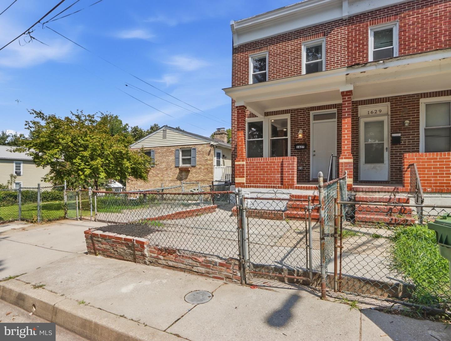 1627 Spence St Property Photo 4
