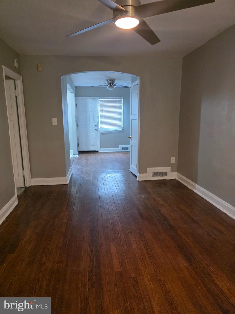 814 E Cold Spring Ln Property Photo 2