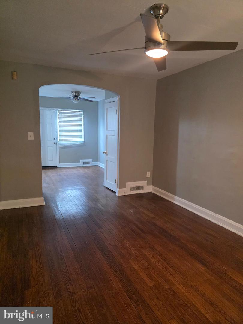 814 E Cold Spring Ln Property Photo 3