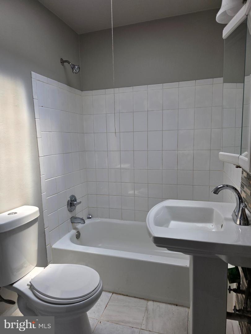 814 E Cold Spring Ln Property Photo 9
