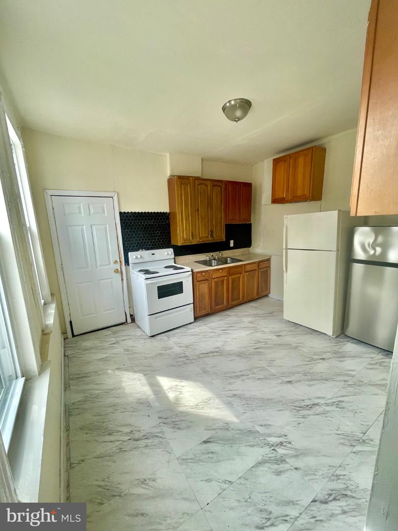 1815 Clifton Ave Property Photo 6