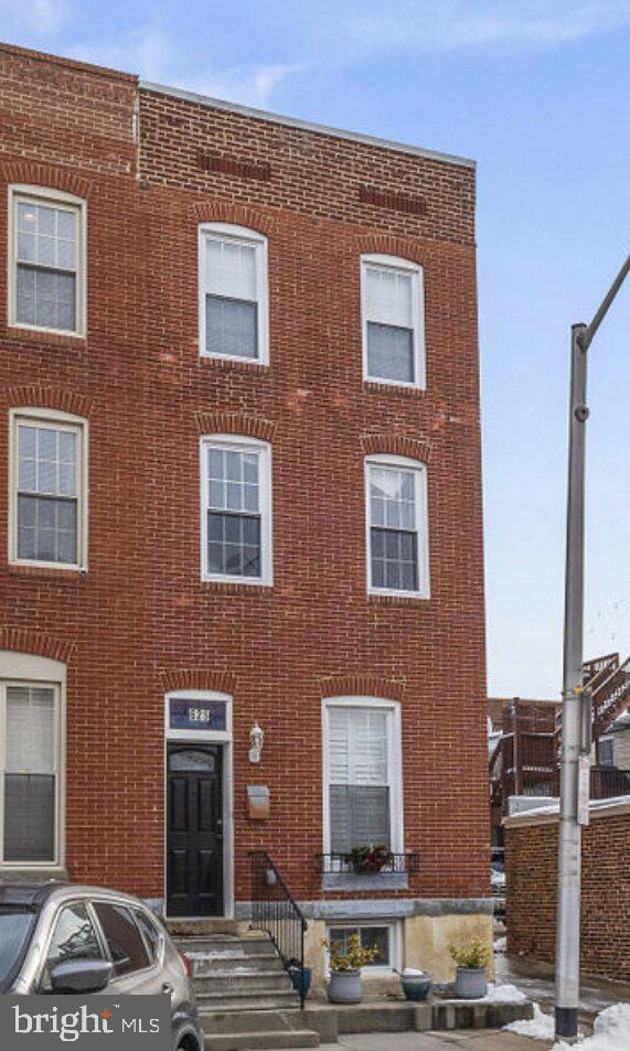 625 S Clinton St Property Photo 2