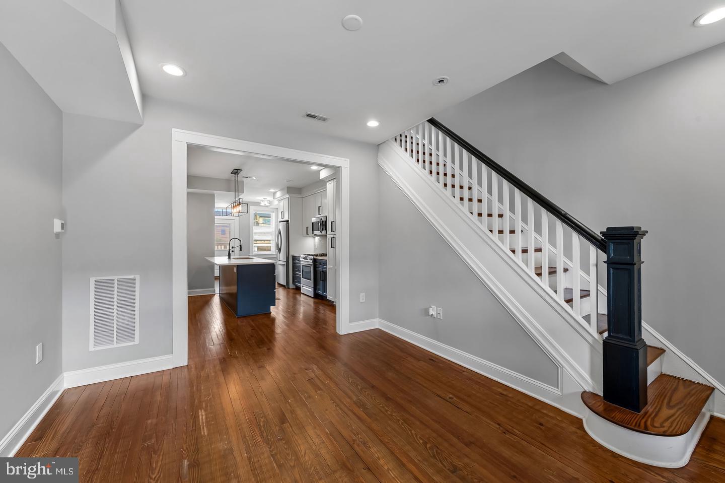 609 Grundy St Property Photo 8