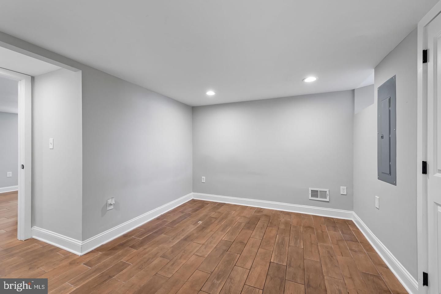 609 Grundy St Property Photo 35