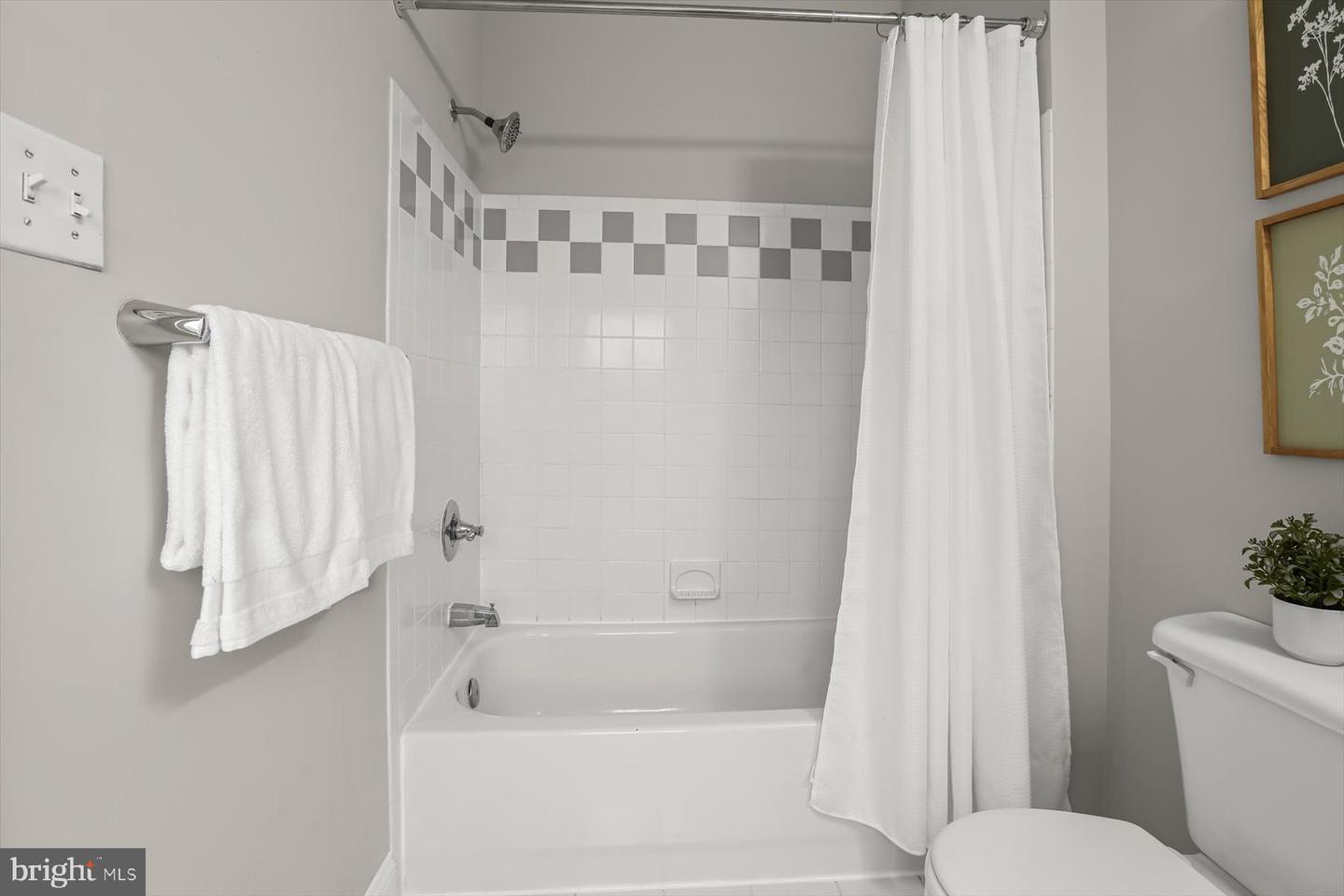 2025 Eastern Ave Property Photo 16