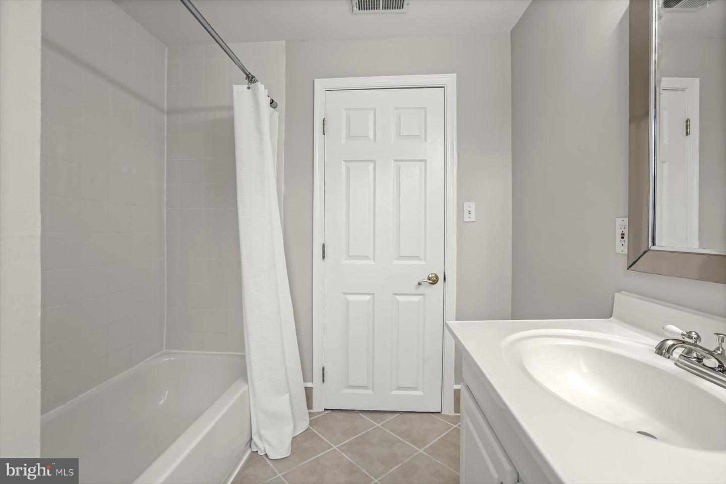 2025 Eastern Ave Property Photo 21