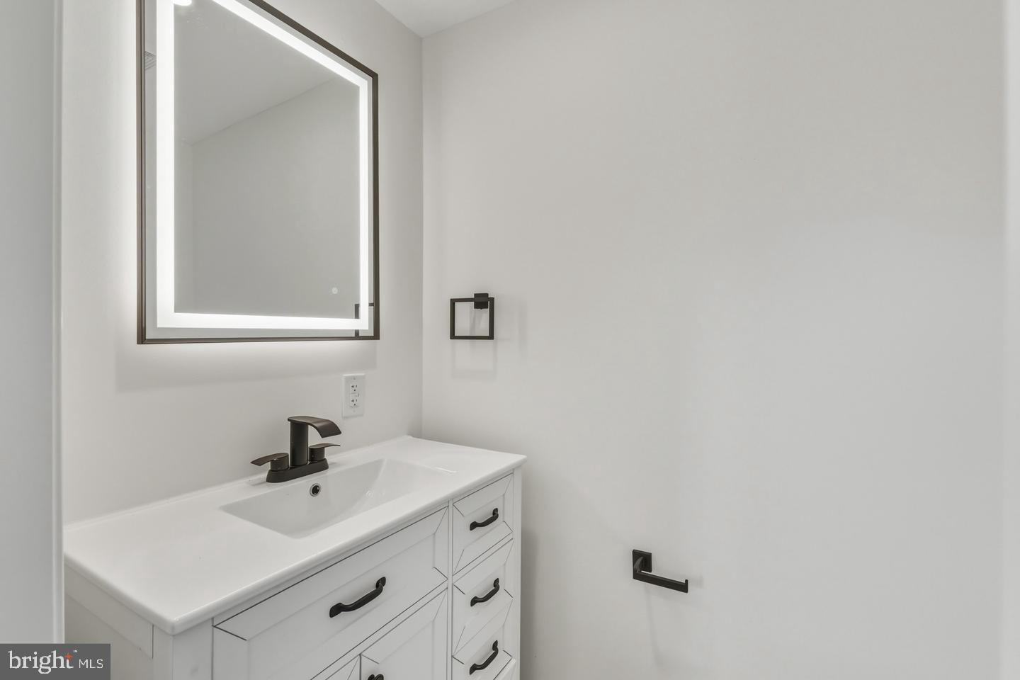 507 Washburn Ave Property Photo 11