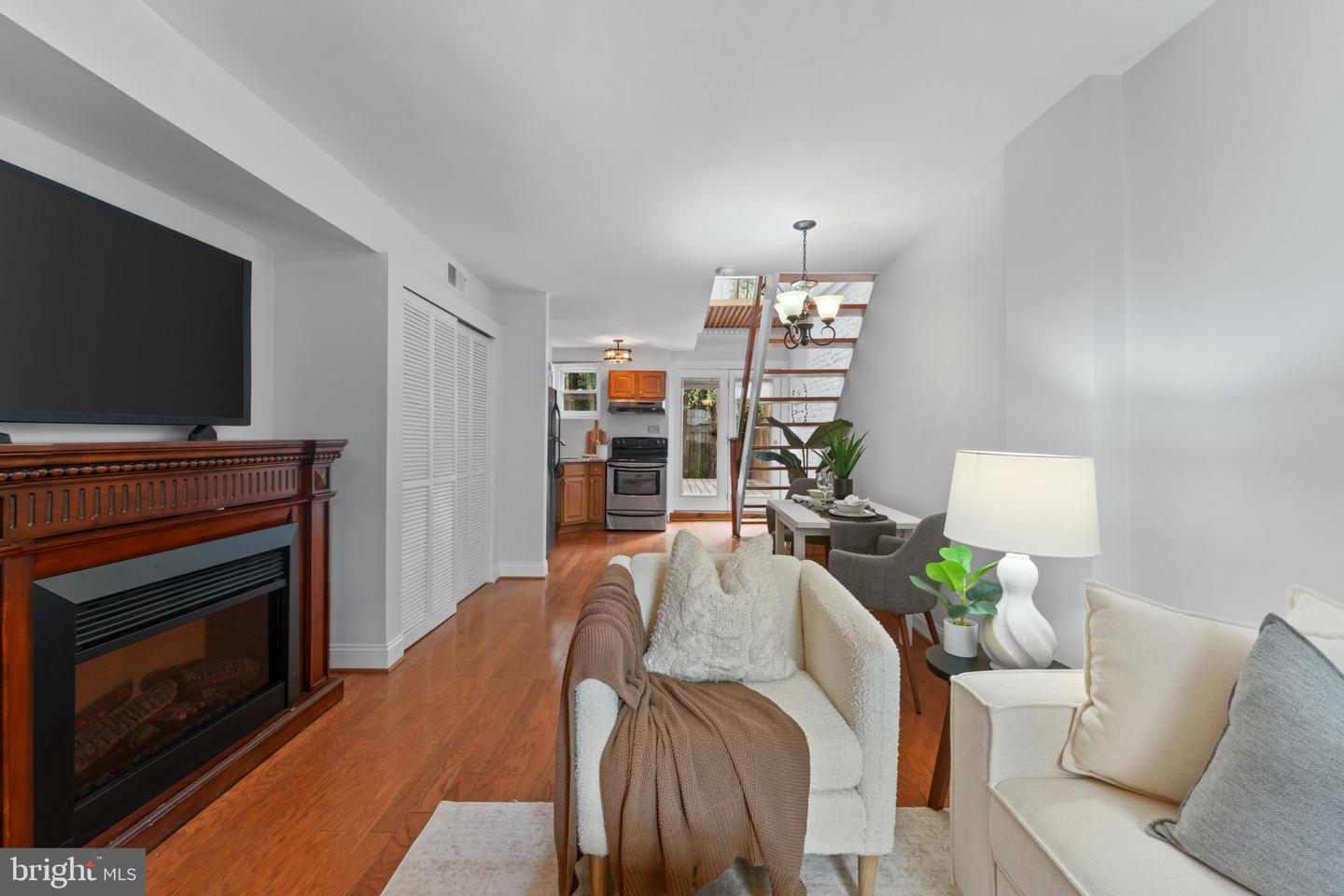 1034 Olive St Property Photo 6