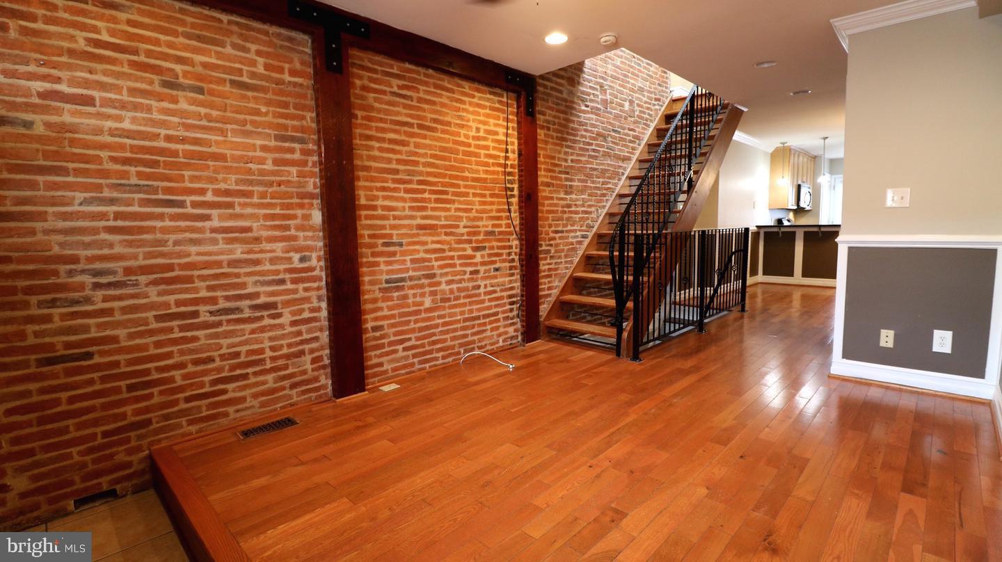 1605 Marshall St Property Photo 3