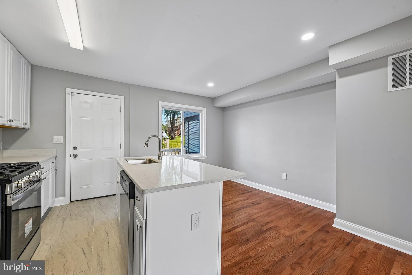 628 Roundview Rd Property Photo 13