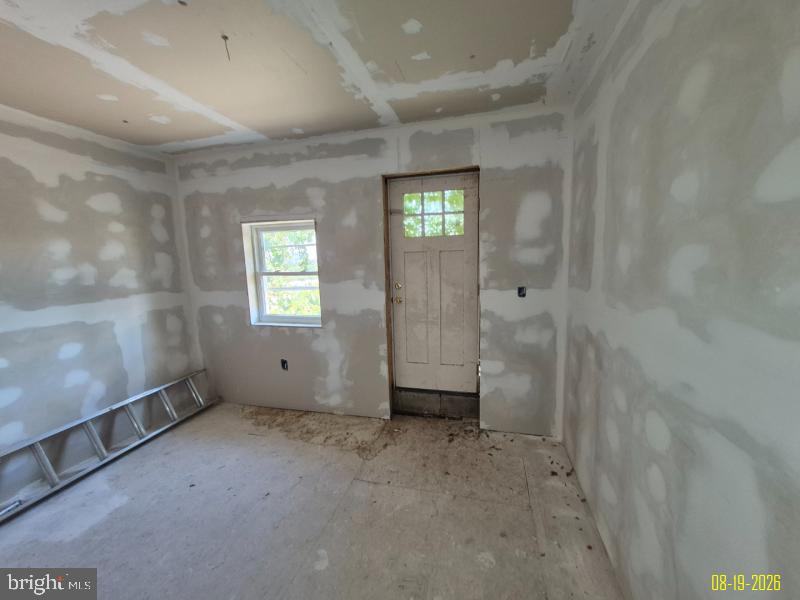 733 Dolphin St Property Photo 6