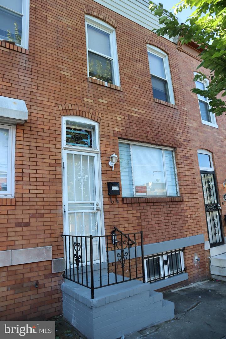 3511 E Fairmount Ave Property Photo 2