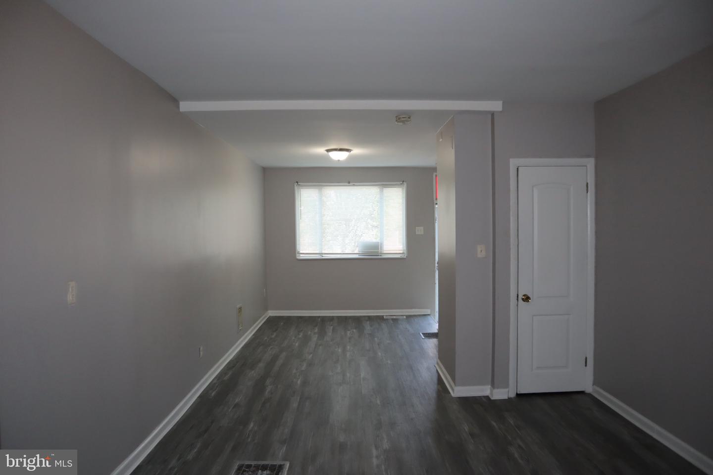 3511 E Fairmount Ave Property Photo 5