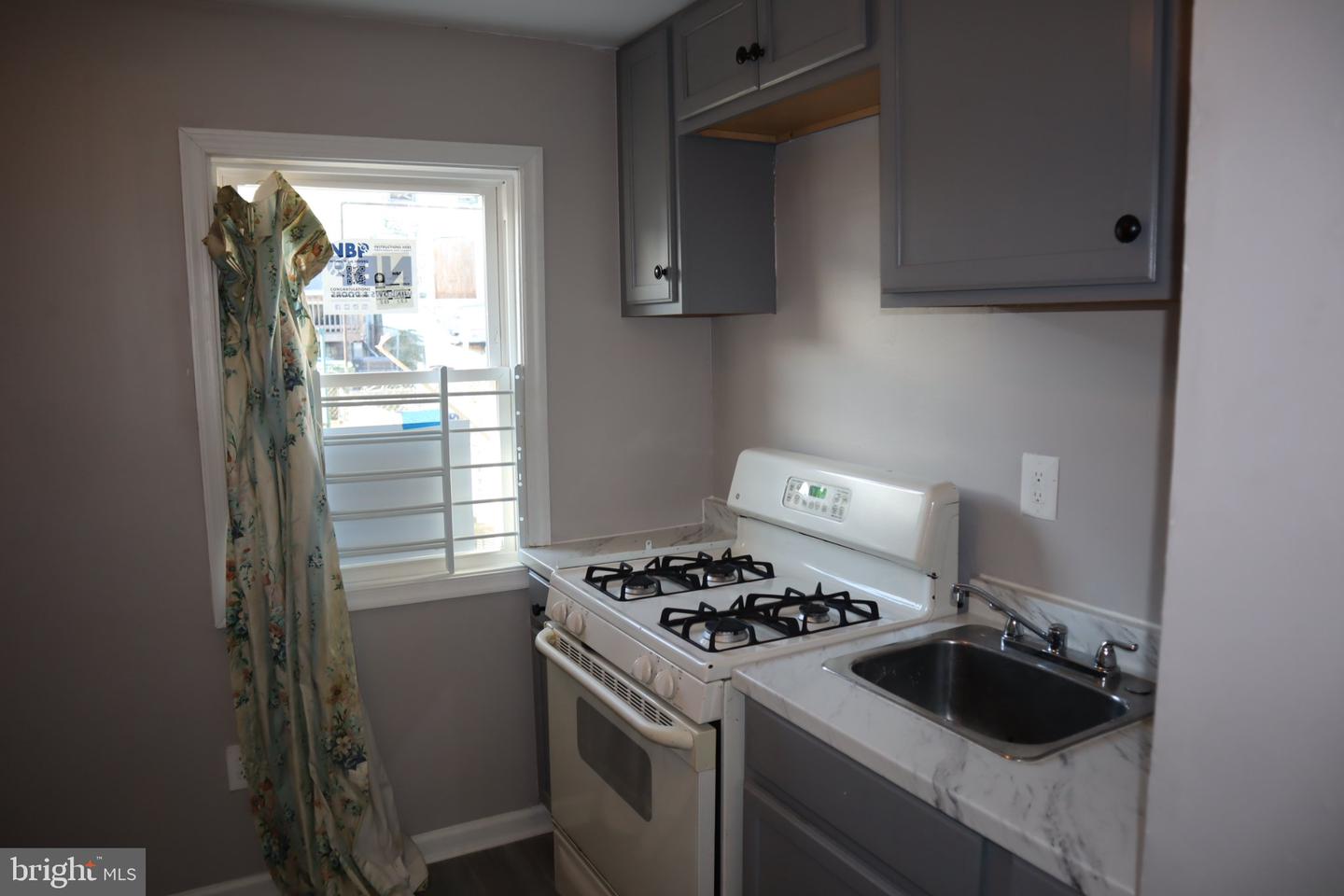 3511 E Fairmount Ave Property Photo 7