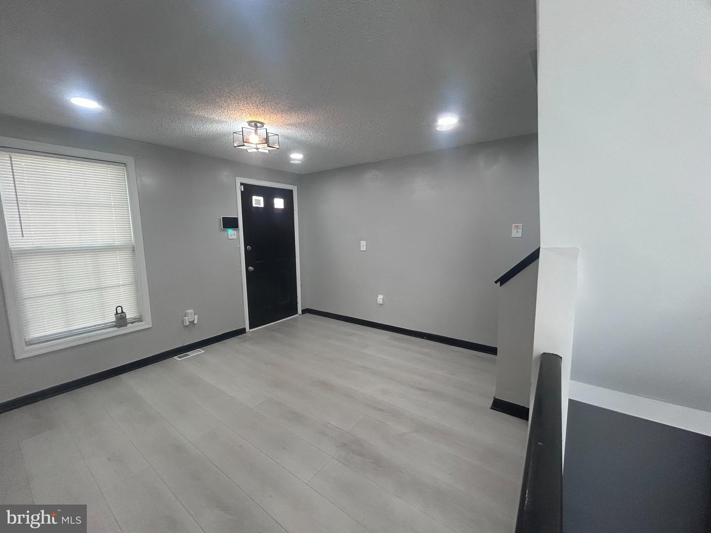 1101 Somerset St Property Photo 2
