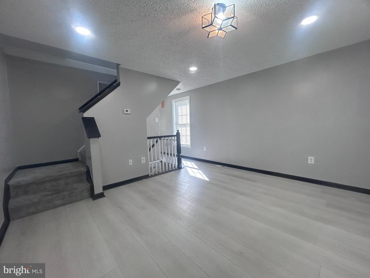 1101 Somerset St Property Photo 3