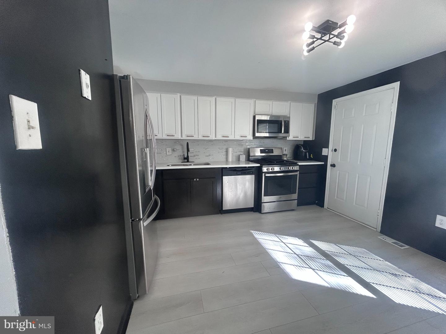 1101 Somerset St Property Photo 4