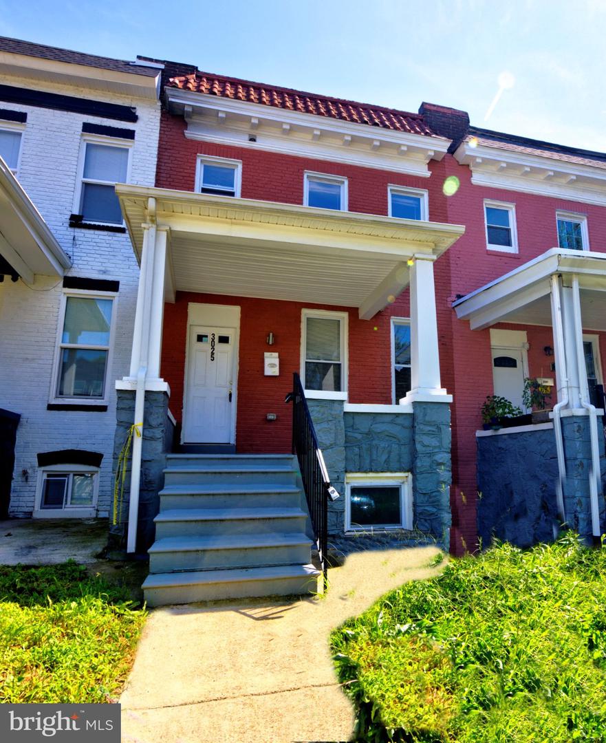 3025 W GARRISON AVE Property Photo 1