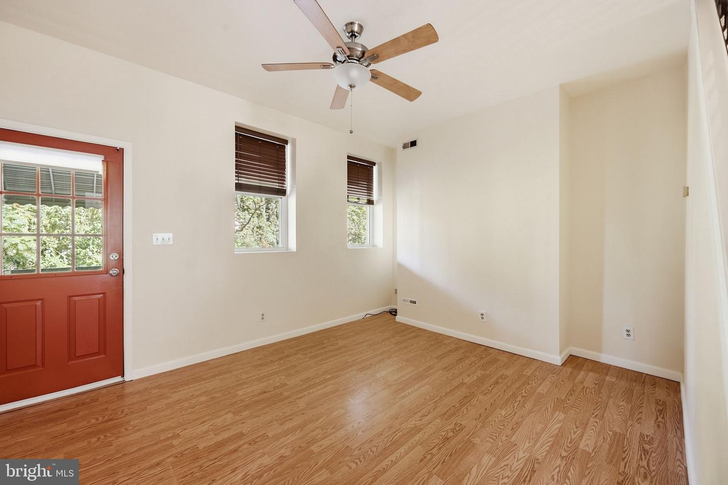 3022 Darby St E Property Photo 4