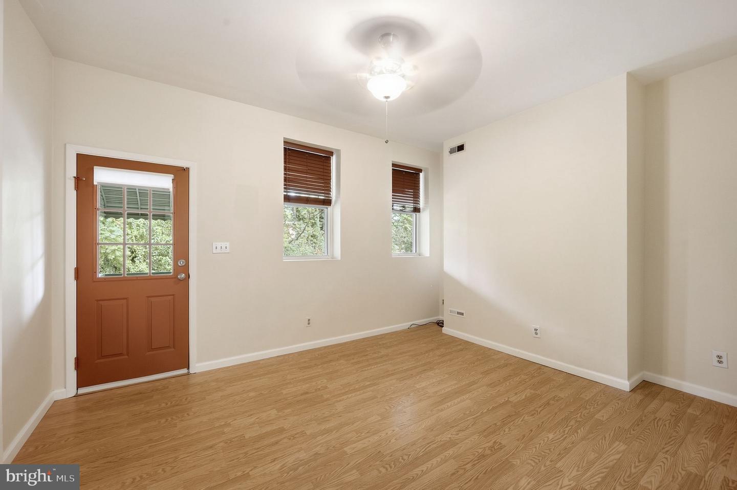 3022 Darby St E Property Photo 5