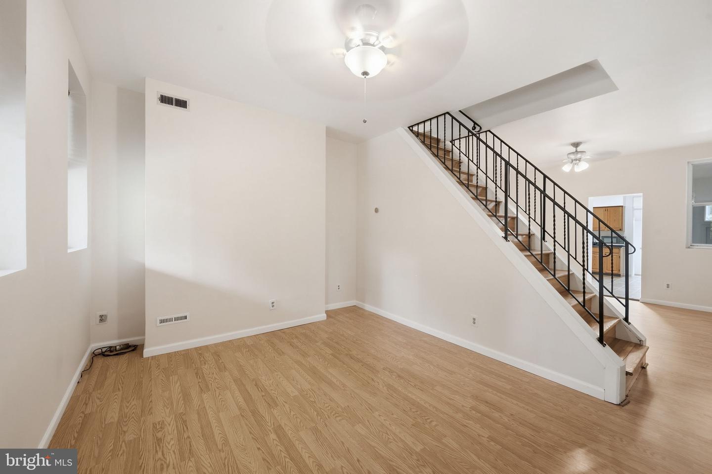 3022 Darby St E Property Photo 6