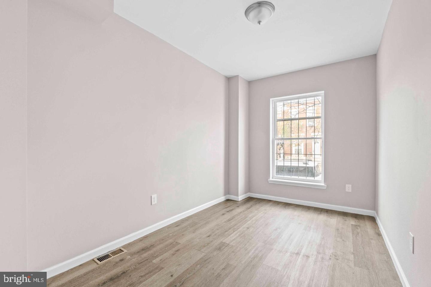 2815 E Madison St Property Photo 4