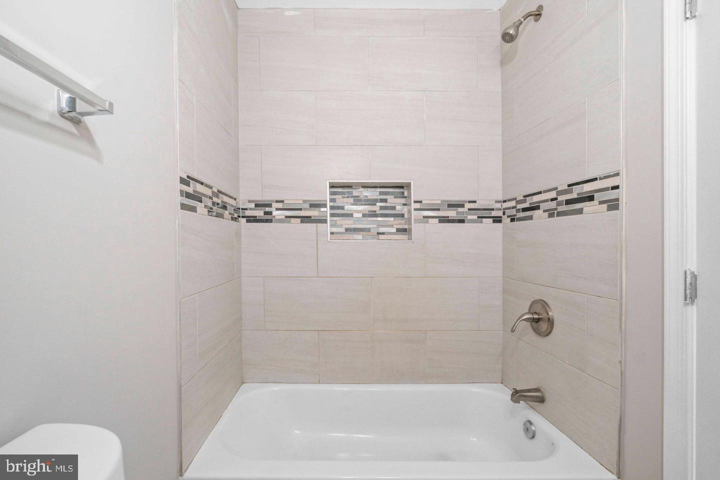 2815 E Madison St Property Photo 7