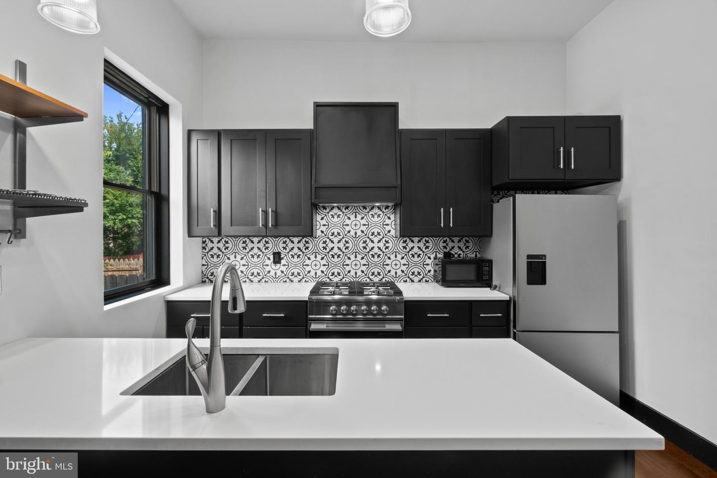 820 Newington Ave Property Photo 3