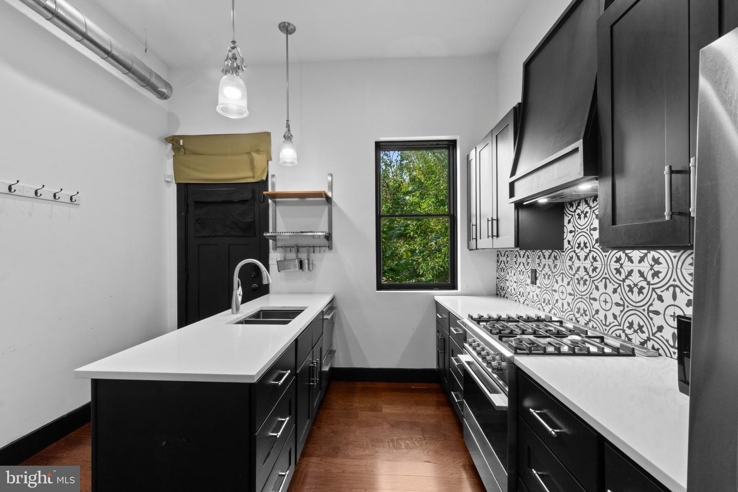 820 Newington Ave Property Photo 4