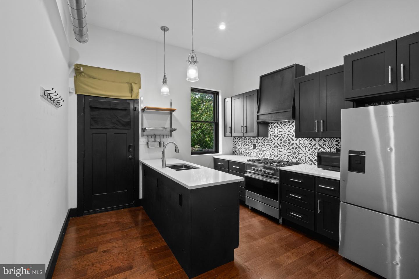 820 Newington Ave Property Photo 6