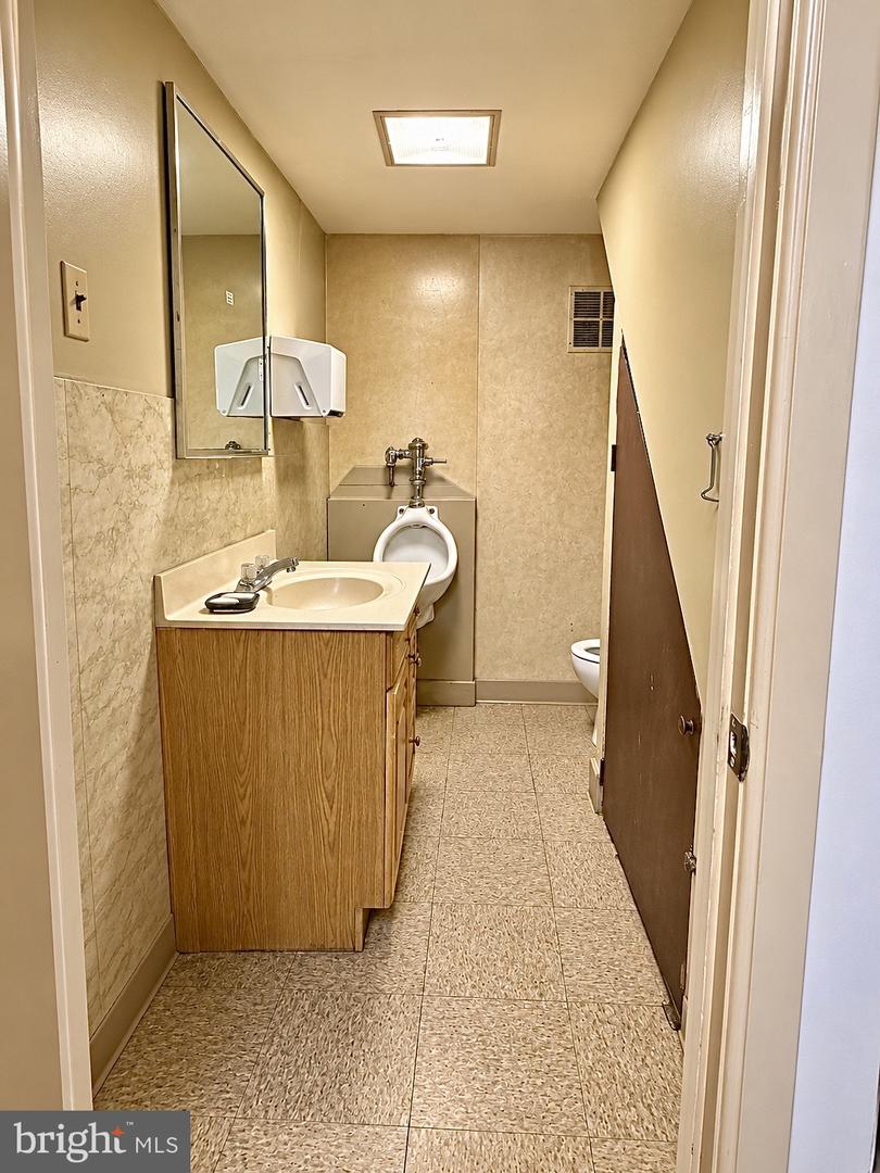 3208 E Lombard Property Photo 7