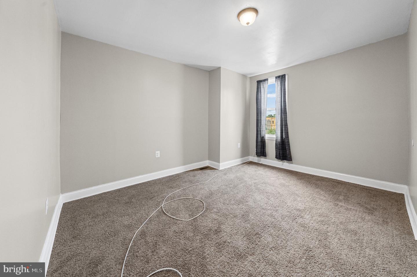 2136 Penrose Ave Property Photo 10